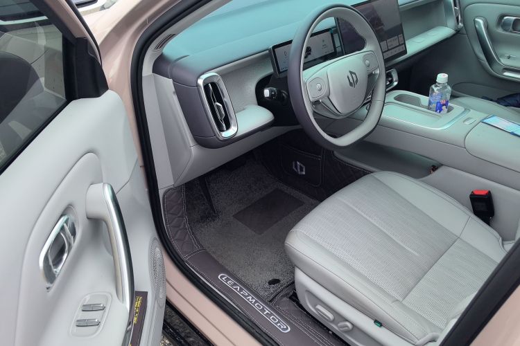 零跑汽车 零跑B01 2025 汽车图片 #16