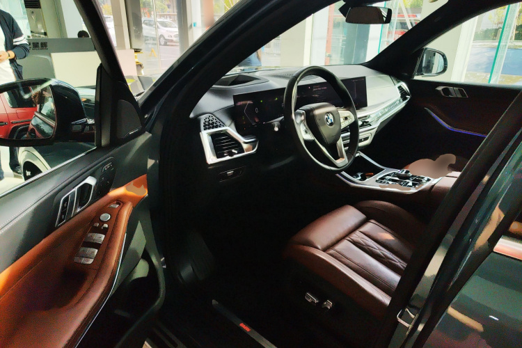 BMW X7 2023 car image #16