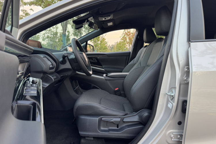 Toyota bZ4X 2022 immagine di auto #16