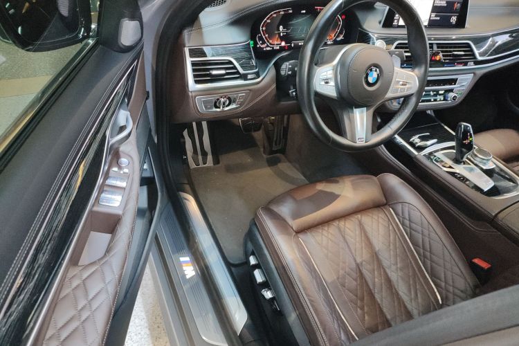 BMW M760Le 2021 car image #16