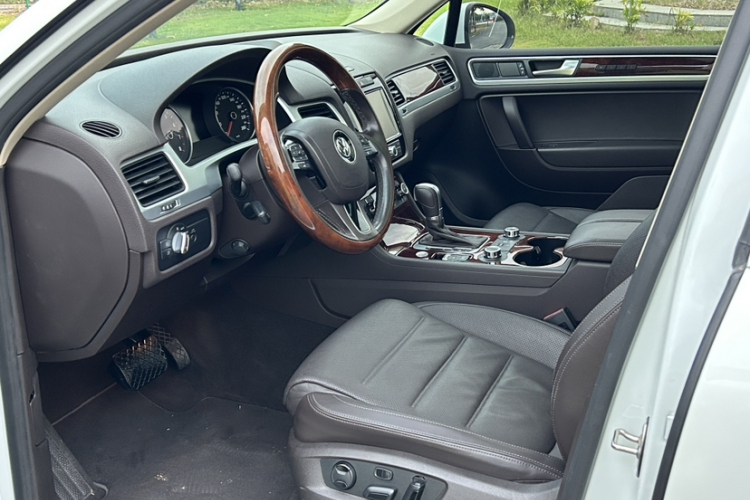 Volkswagen Touareg 2015 car image #16