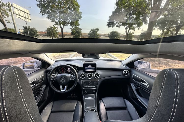 Mercedes-Benz GLA Class 2018 car image #16