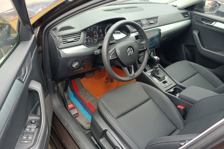 Skoda Superb 2018 car image #16
