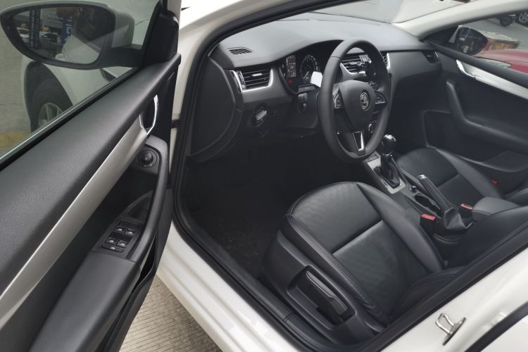 Skoda Octavia 2021 car image #16