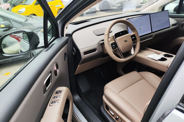 Li i8 2025 image de voiture #16