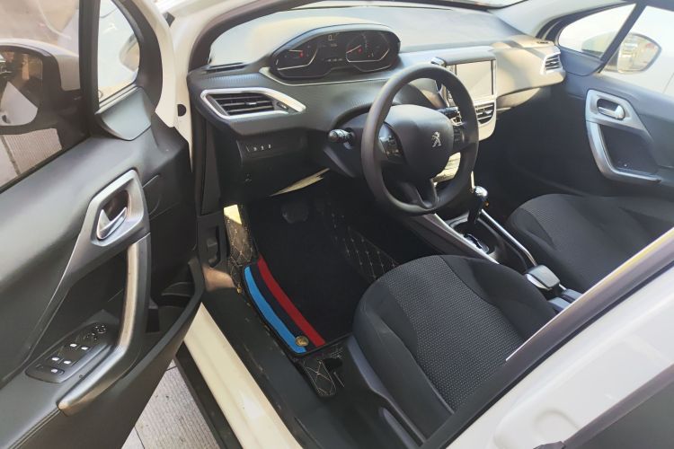 Peugeot 2008 2018 image de voiture #16