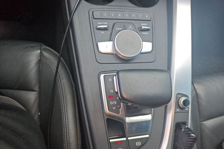 Audi A4L 2019 car image #16