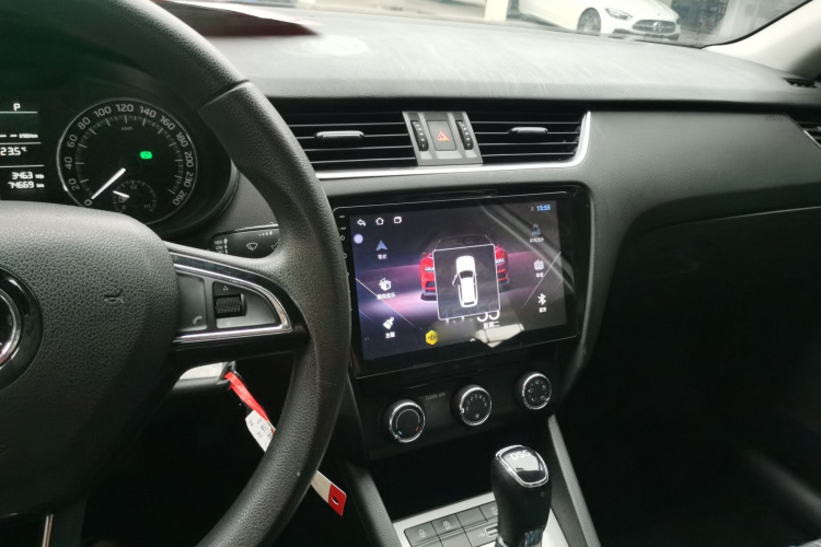 Skoda Octavia 2019 car image #16