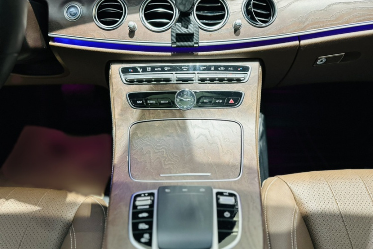 Mercedes-Benz E Class New Energy 2020 car image #16