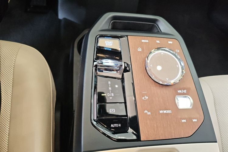 BMW i5 M60 2023 car image #16