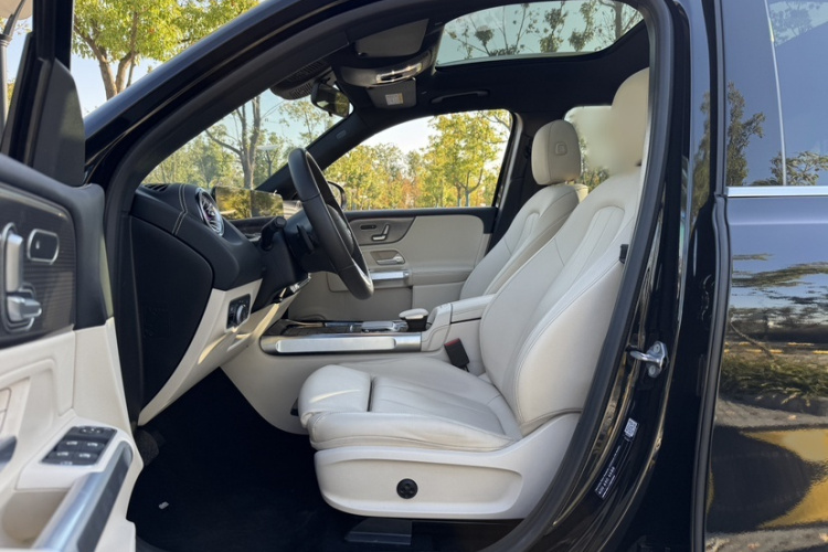 Mercedes-Benz EQB Class 2023 immagine di auto #16