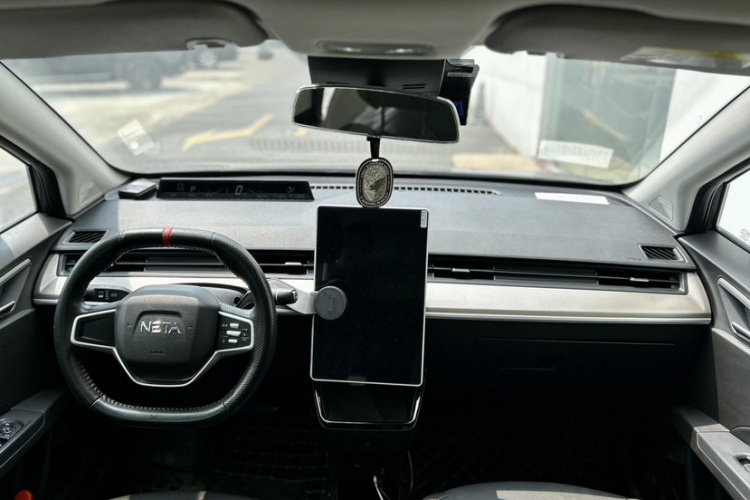 哪吒汽车 哪吒V 2021 汽车图片 #16