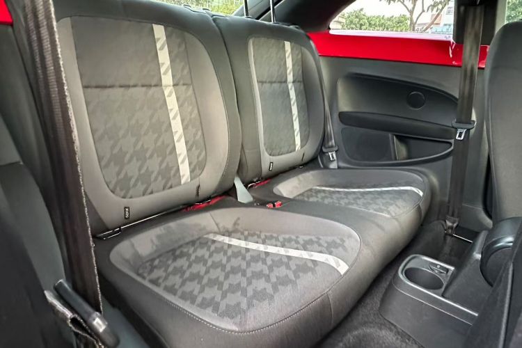 Volkswagen Beetle 2018 car image #16