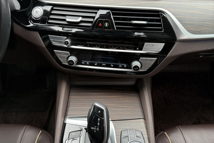 BMW 5 Series New Energy 2019 image de voiture #16