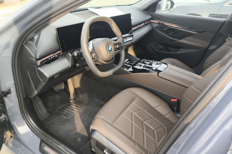 BMW i5 2025 car image #16