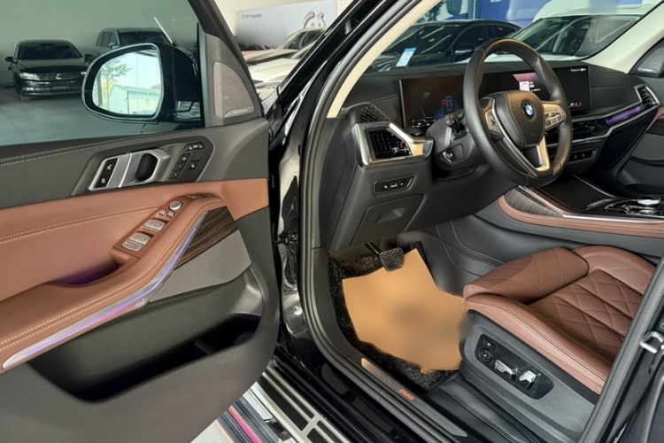 BMW X7 2024 car image #16