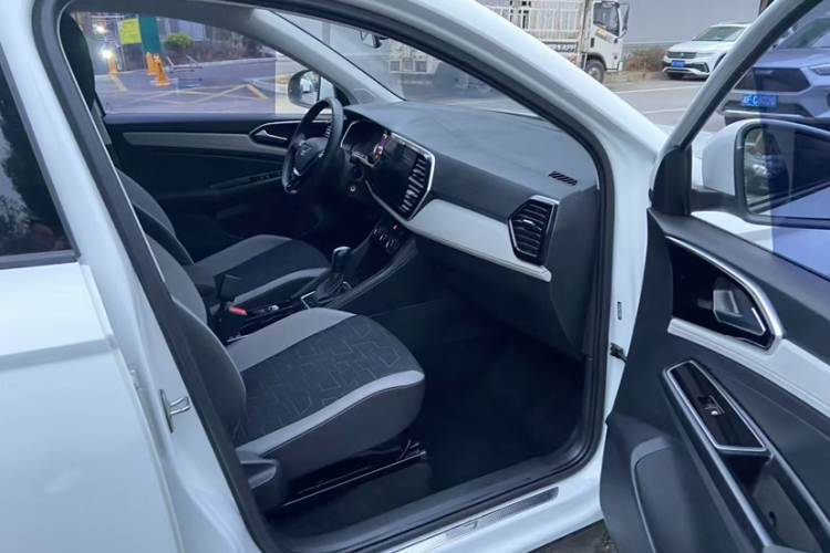 VS5 2023 car image #16