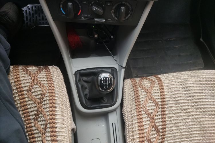 Skoda Rapid 2016 imagen de coche #16