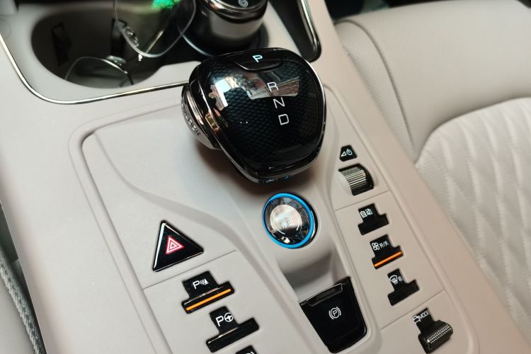 BYD Han 2025 car image #16