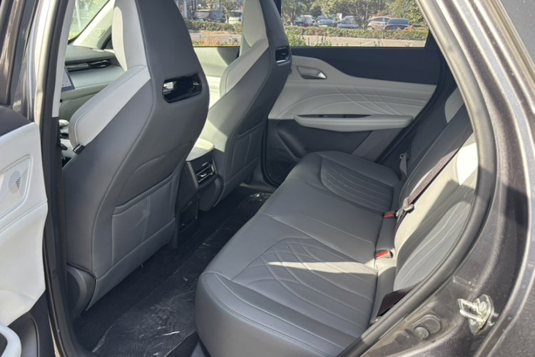 Changan UNI-Z PHEV 2024 car image #16