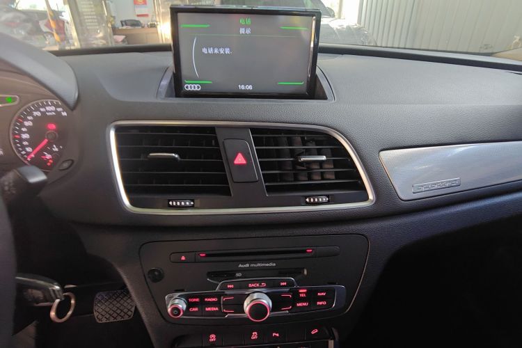 Audi Q3 2015 car image #16