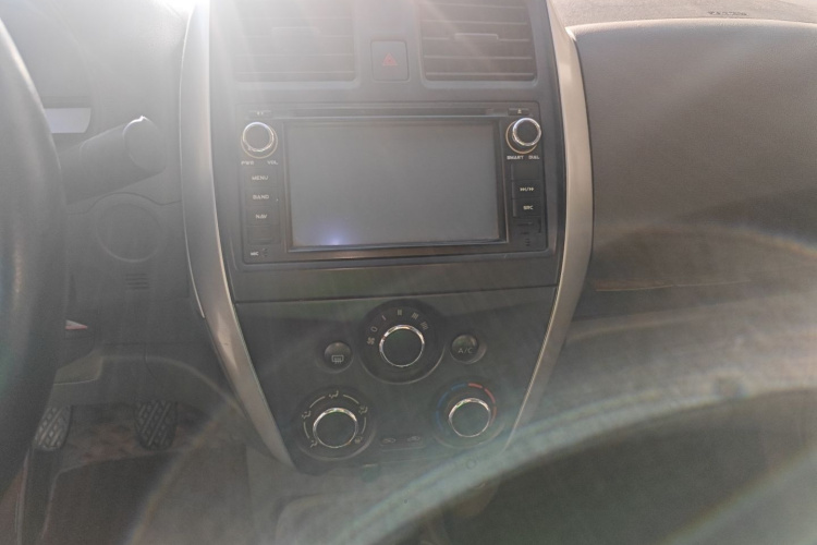 Nissan Sunny 2015 #16 Nissan Sunny 2015 car image #16