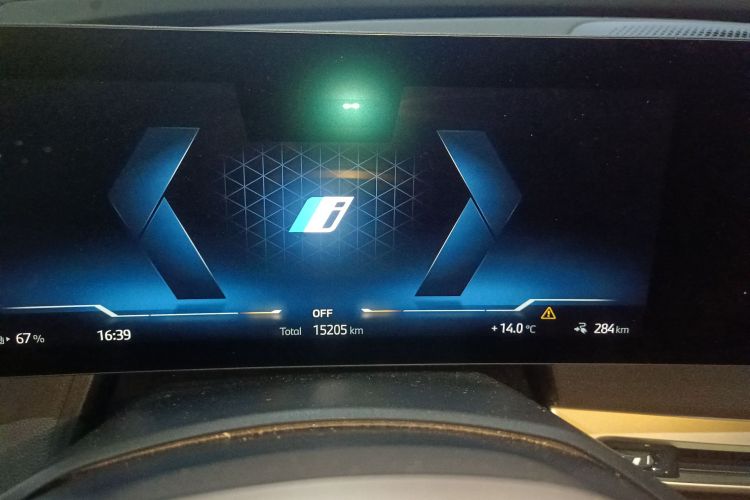 BMW iX 2024 immagine di auto #16