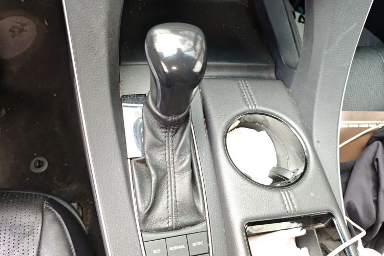 Toyota Avalon 2019 car image #16
