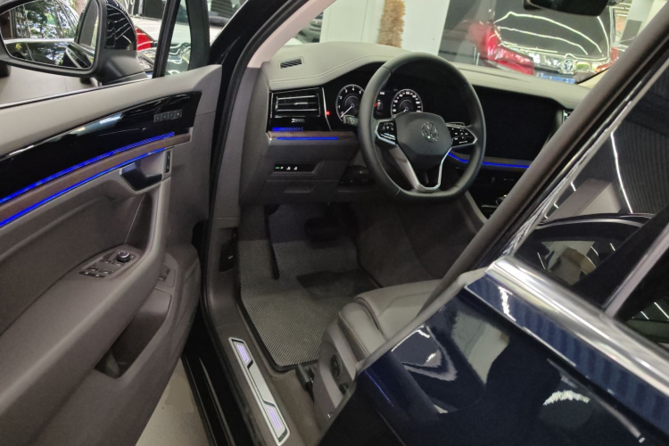 Volkswagen Touareg 2022 car image #16