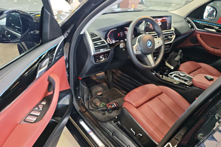 BMW iX3 2024 car image #16