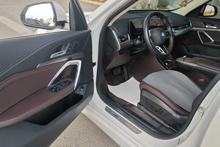 BMW iX1 2025 #16 BMW iX1 2025 صورة سيارة #16