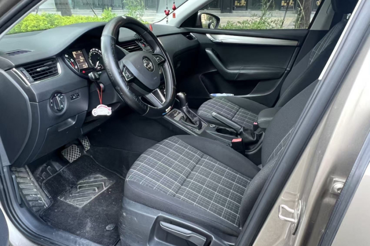 Skoda Octavia 2019 car image #16