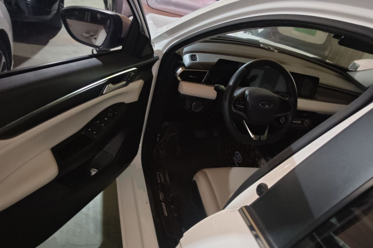 Ford Escort 2021 car image #16