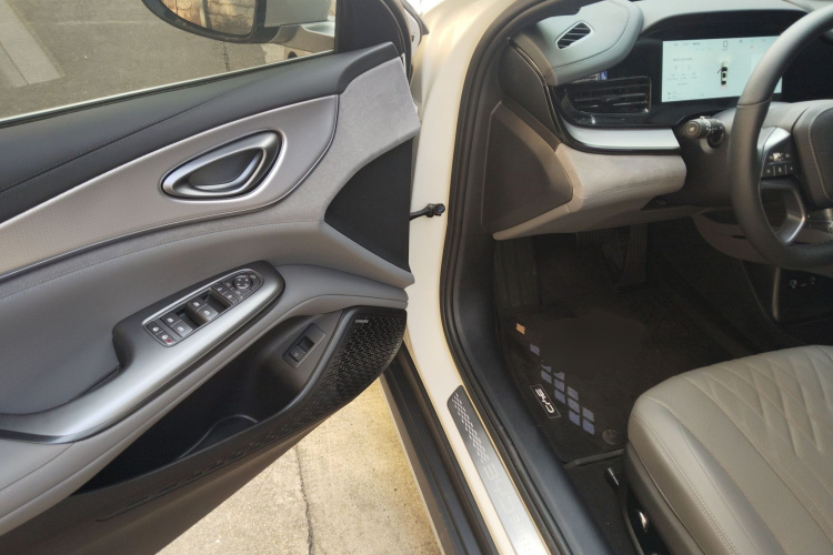 BYD Seal 07 DM-i 2025 car image #16