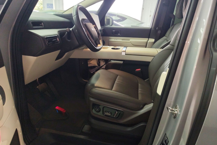 理想汽车 理想MEGA 2024 汽车图片 #16