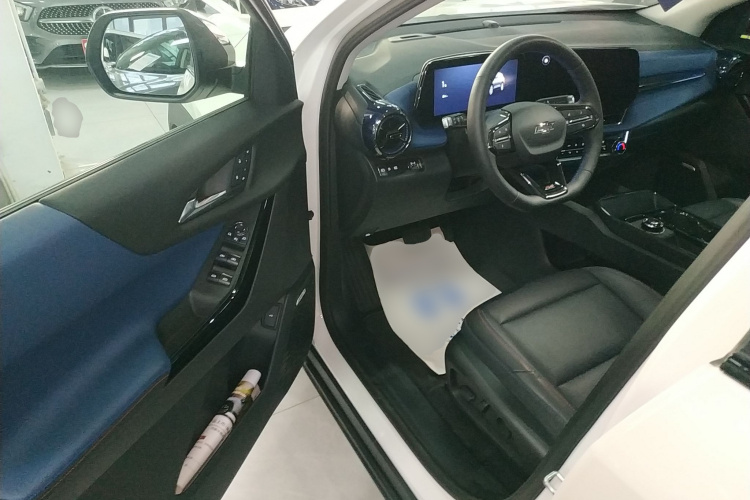 Chevrolet Equinox Plus 2025 car image #16