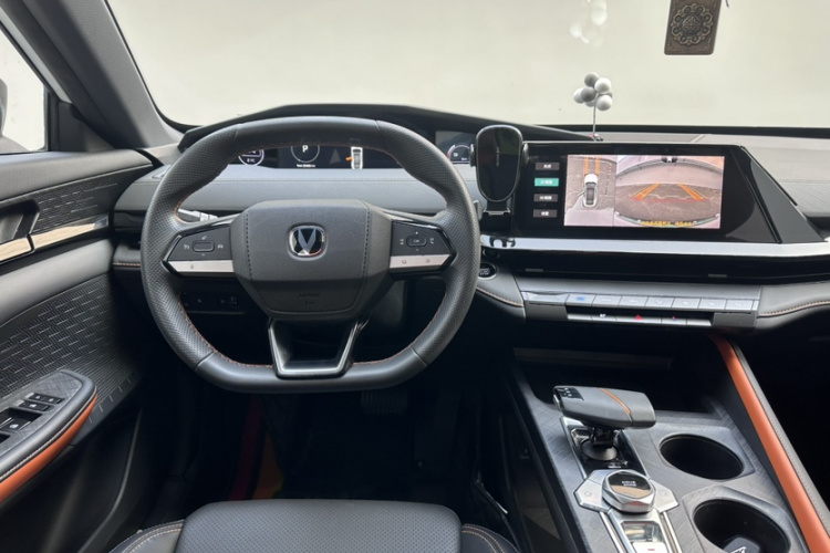 Changan UNI-V iDD 2023 car image #16