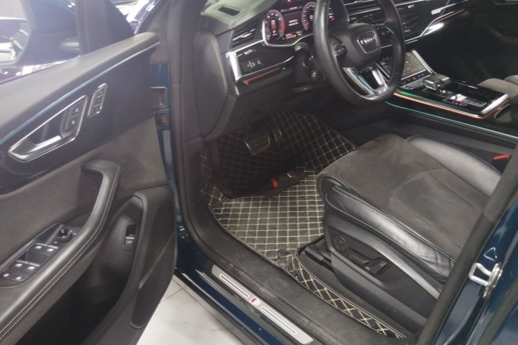 Audi Q8 2021 car image #16