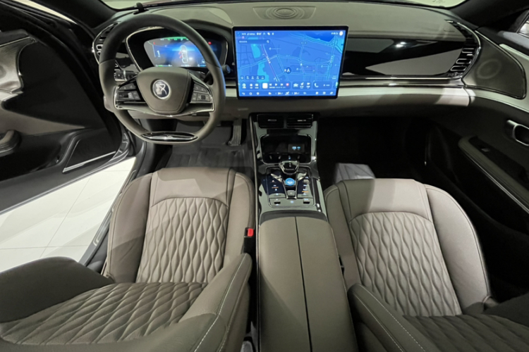BYD Han 2024 car image #16
