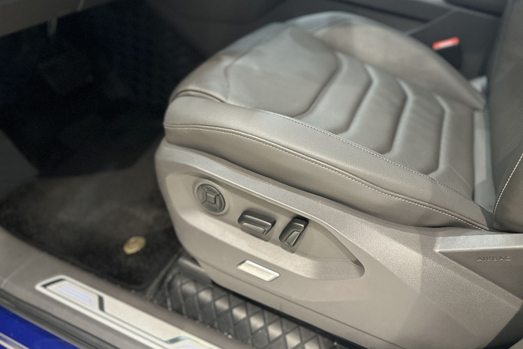 Volkswagen Touareg 2023 car image #16