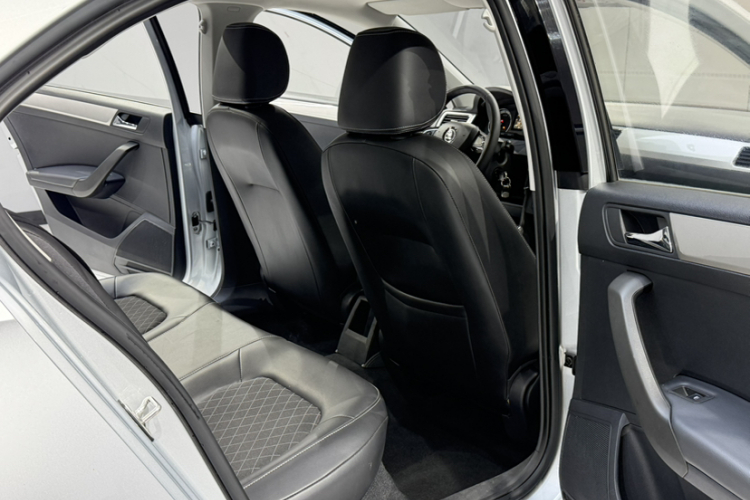 Skoda Rapid 2019 car image #16