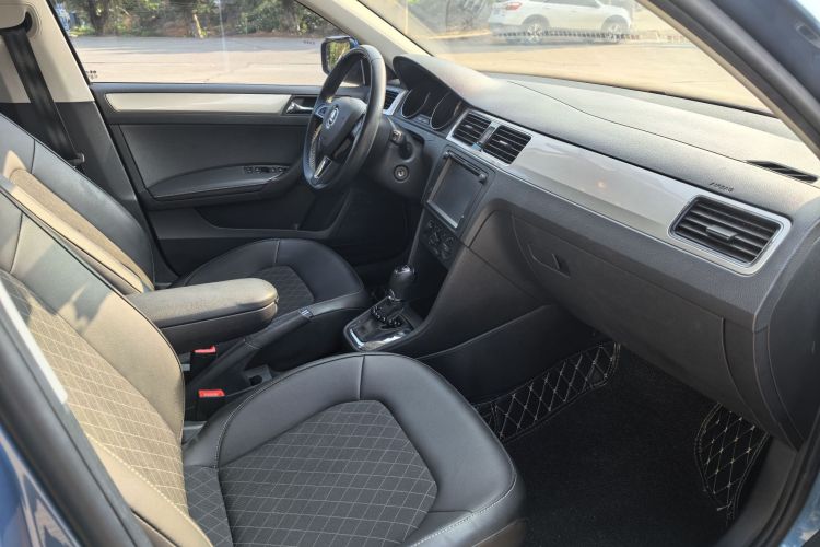 Skoda Rapid Spaceback 2018 car image #16