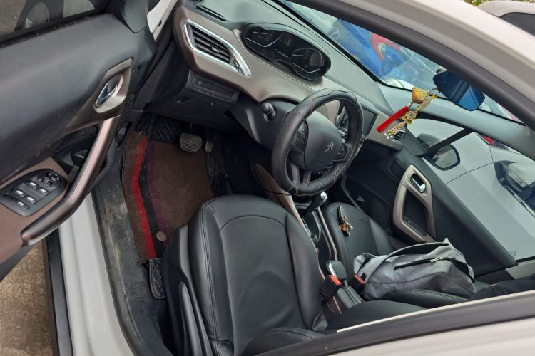 Peugeot 2008 2016 immagine di auto #16