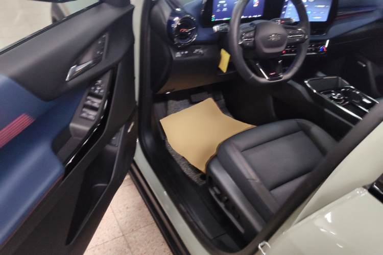 Chevrolet Equinox Plus 2024 car image #16