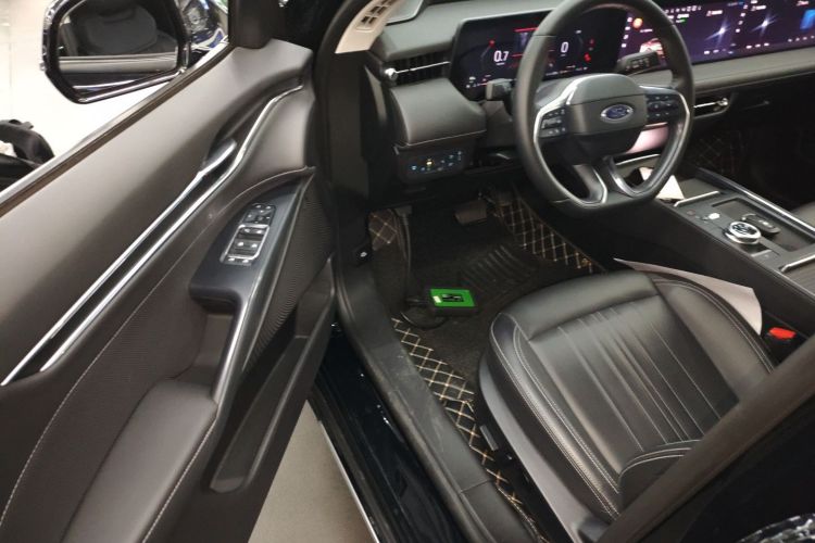 Ford Mondeo 2025 car image #16