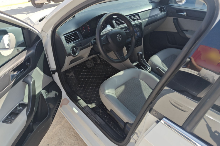 Skoda Rapid 2017 car image #16
