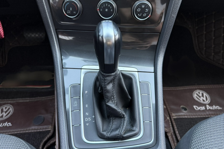 Volkswagen Golf 2018 car image #16
