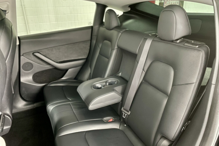 Tesla Model Y 2023 car image #16