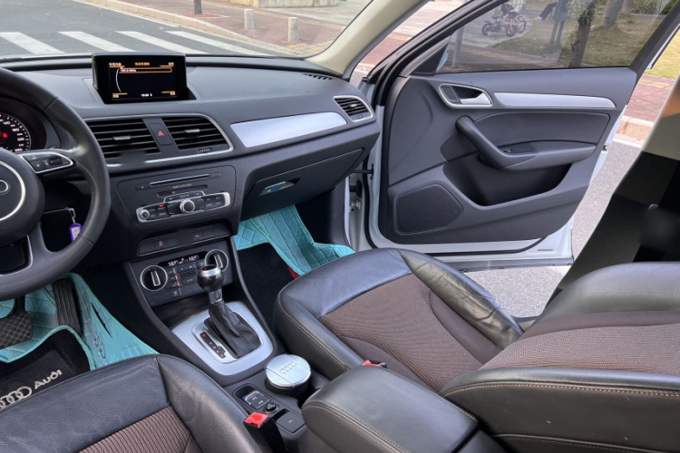 Audi Q3 2017 car image #16