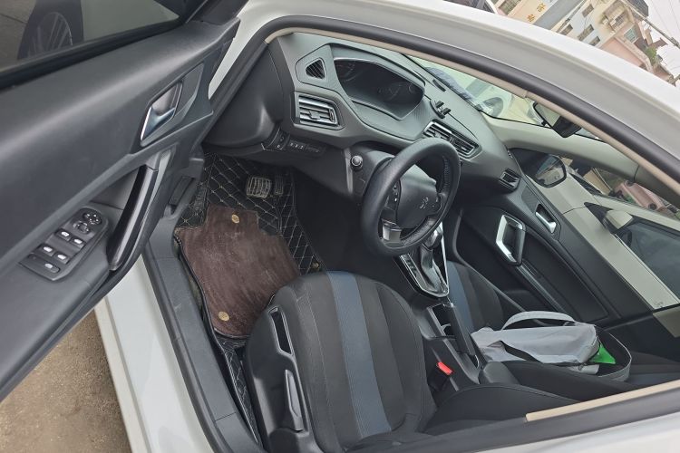 Peugeot 308 2019 car image #16
